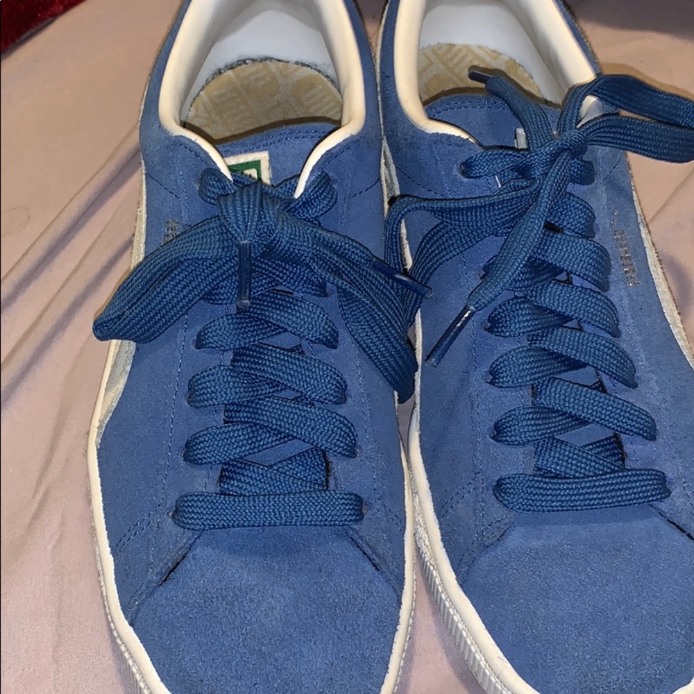 Blue low top pumas